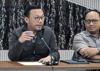 Kepala BPN Kota Depok Indra Gunawan bersama Ketua Tim I Agus Tresna, Ketua Tim II Indrayanto menggelar rapat koordinasi PTSL 2024 yang berlangsung di aula Kantor Pertanahan Kota Depok. (Foto: BPN Kota Depok)