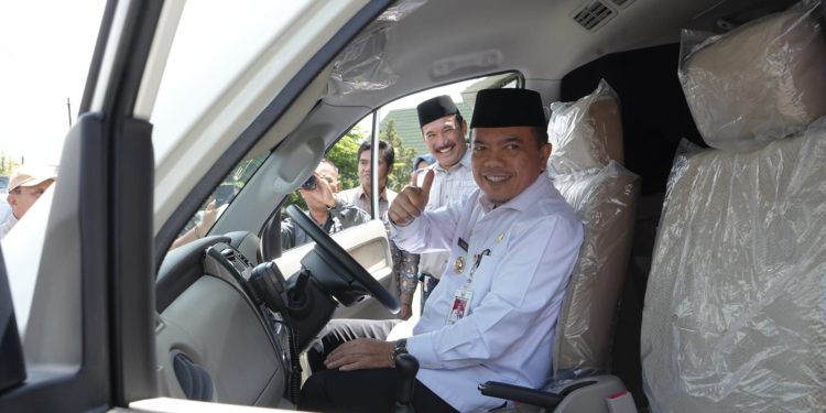 Gubernur Al Haris Serahkan Bantuan Ambulan untuk RS DKT Kerinci. (Foto : ist)