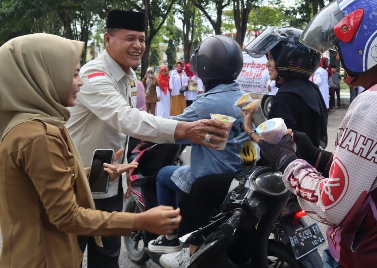 Dinas Kominfo Merangin Bagi-bagi Takzil. (Foto : ist)