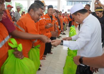 Gubernur Al Haris Berikan Bantuan Sembako Petugas Kebersihan Kota Jambi. (Foto : ist)