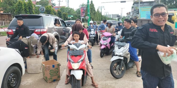 IWO Batang Hari Sedekah Takjil di Persimpangan Kota Muara Bulian. (Foto : ist)
