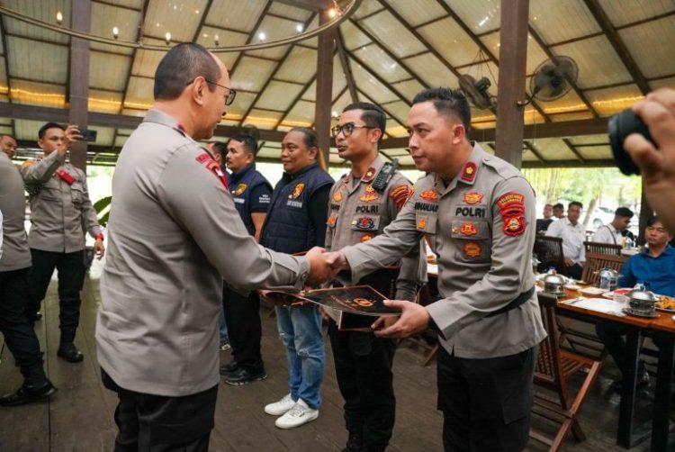 Anggotanya Sigap Ungkap Pembunuhan Sadis Hanya 1x24 Jam, Kapolda Sumsel Beri Apresiasi dan Pin Emas. (Foto : ist)