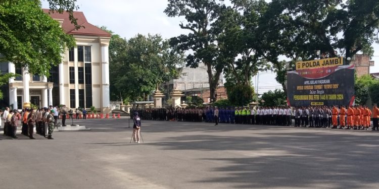 Bersama Wagub, Wakapolda Jambi Pimpin Apel Gelar Pasukan Operasi Kepolisian Ketupat 2024. (Foto : Rolan - sinarjambi.com)