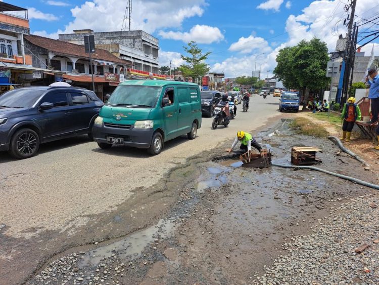 Genangan Air Jalan Pattimura Ancam Pengguna Jalan, Pemkot Minta Pemprov Segera Lakukan Perbaikan. (Foto : ist)