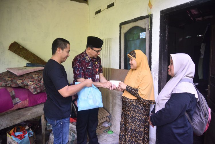 Ramadan Berkah, IWAKO dan Diskominfo Santuni Warga Kurang Mampu. (Foto : ist)