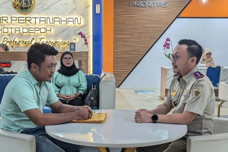 Kepala BPN Kota Depok Indra Gunawan menyapa dan memberikan pengarahan kepada warga di ruang loket pelayanan Kantor Pertanahan Kota Depok. (Foto: BPN Kota Depok)