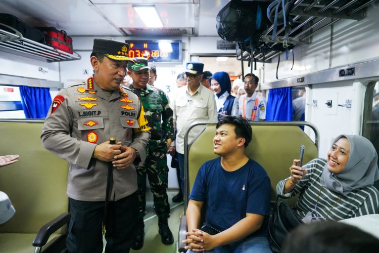 Kapolri Pastikan Pemudik Terlayani dengan Baik Saat Tinjau Stasiun Pasar Senen. (Foto : ist)