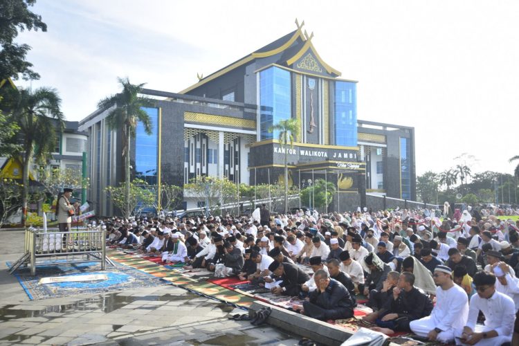 Bersama Pj Wali Kota, Ribuan Warga Shalat Ied di Lapangan Utama Balaikota. (Foto : ist)