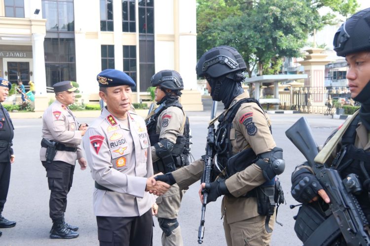 Kapolda Jambi Lepas 100 Personel Satbrimob Tugas Operasi Amole di Papua. (Foto : ist)