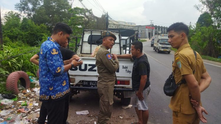 Tim Gabungan Pemkot Jambi Denda Seorang Warga Buang Sampah Tak Sesuai Perda. (Foto : ist)