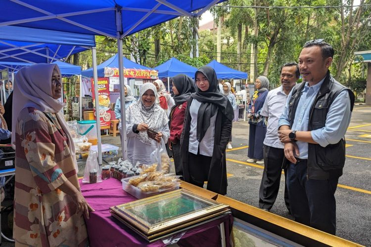 Kepala BPN Kota Depok Indra Gunawan menyambangi bazar UMKM yang berada di pelataran Kantor Pertanahan Kota Depok, Rabu 24 April 2024. (Foto : BPN Kota Depok)