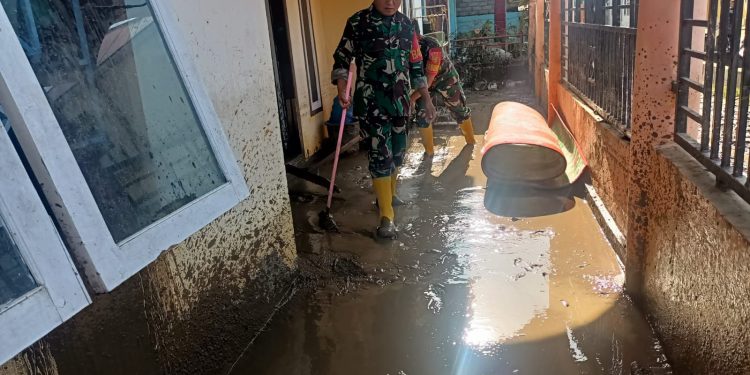 Gerak cepat, Anggota Kodim 0417/Kerinci Bantu Warga Bersihkan Lumpur Pasca Banjir. (Foto : ist)