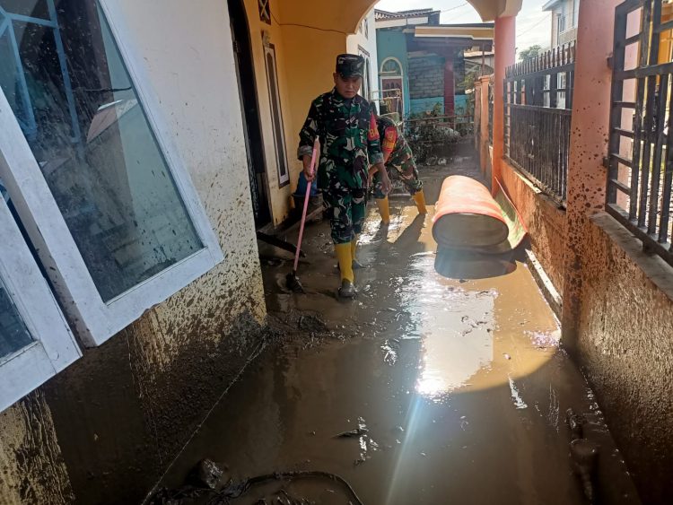 Gerak cepat, Anggota Kodim 0417/Kerinci Bantu Warga Bersihkan Lumpur Pasca Banjir. (Foto : ist)