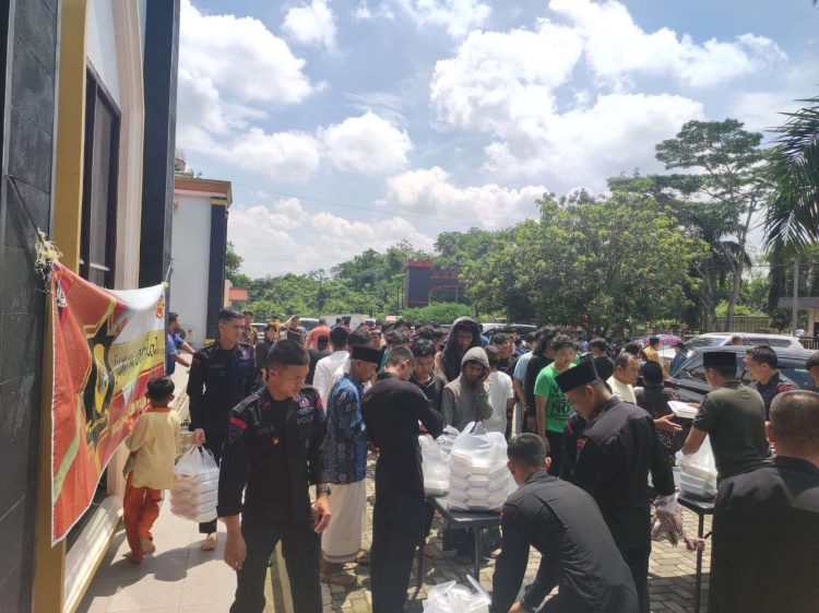 Satuan Brimob Polda Jambi Kembali Laksanakan Jum’at Berkah. (Foto : ist)