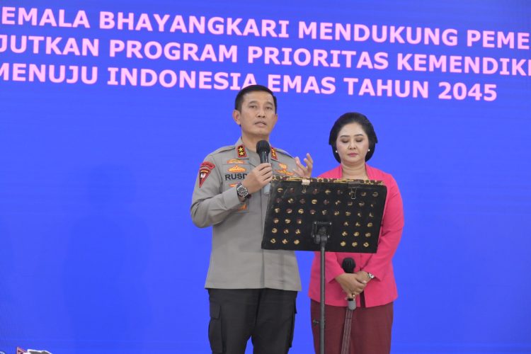 Kapolda Berpesan Agar Pengurus Bhayangkari Daerah Jambi Selalu Kompak. (Foto : ist)