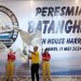 Suherman Akuang mengibarkan pataka BHHH. (Foto : Rolan - sinarjambi.com)