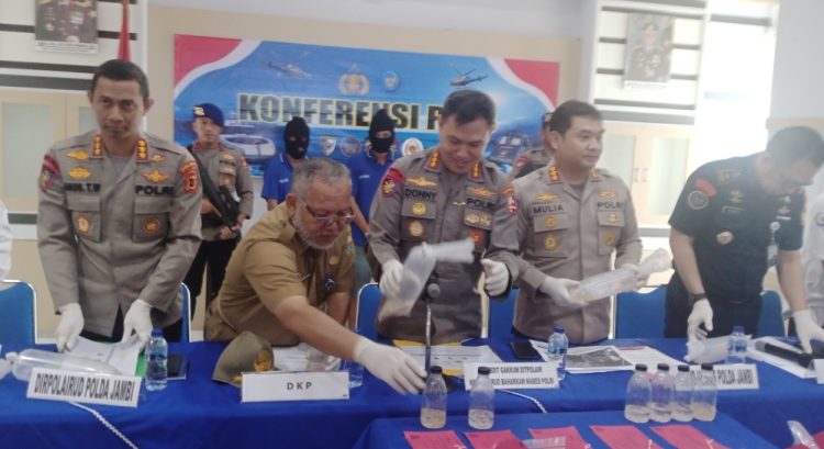 Ditpolairud Polda Jambi Bersama Tim Gabungan Tangkap Pelaku Penyelundupan Benih Lobster Senilai Rp 25 M. (Foto : Rolan - sinarjambi.com)