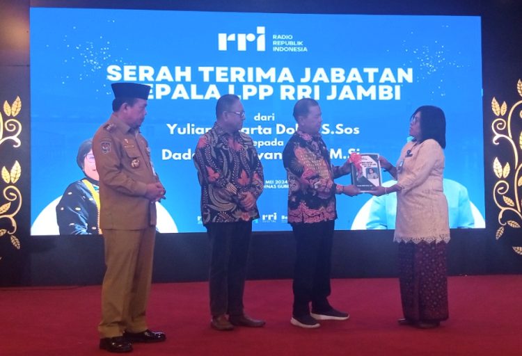 Gubernur Al Haris Berpesan Agar RRI Tidak Meninggalkan Akar dan Perjuangannya. (Foto : Rolan - sinarjambi.com)