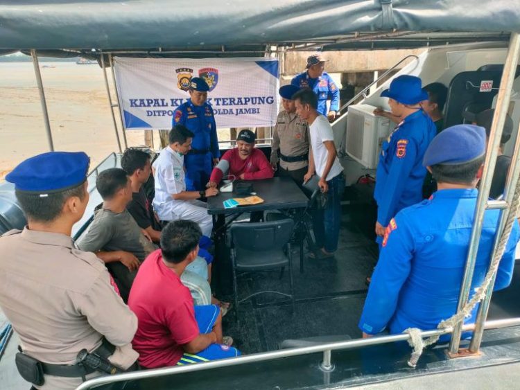 Ditpolairud Polda Jambi Gelar Pemeriksaan Kesehatan Gratis di Atas Kapal Patroli. (Foto : ist)