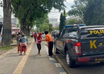 Polda Jambi Berikan Ratusan Nasi Bungkus ke Warga. (Foto : ist)