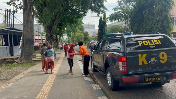 Polda Jambi Berikan Ratusan Nasi Bungkus ke Warga. (Foto : ist)