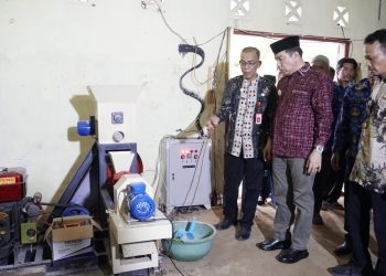 Pj Bupati Serahkan Bantuan Mesin Pembuat Pakan Ikan. (Foto : ist)