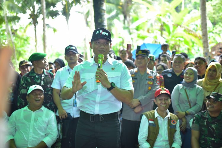 Cek Tanah Relokasi Korban Erupsi Gunung Ruang, Menteri AHY Pastikan Sudah Clean and Clear. (Foto : ist)