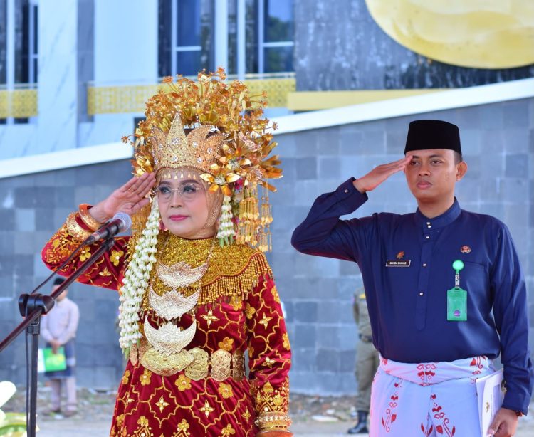 Gunakan Busana Adat Jambi, Pj Wali Kota Pimpin Peringatan Hardiknas Tingkat Kota Jambi. (Foto : ist)