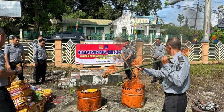 Pemusnahan Arsip Substantif Kantor Imigrasi Kelas II Non TPI Kerinci. (Foto : ist)