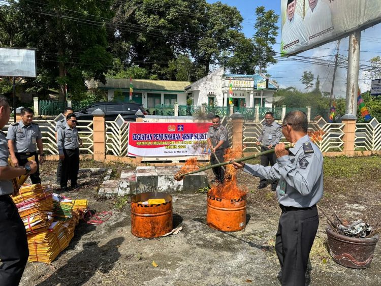 Pemusnahan Arsip Substantif Kantor Imigrasi Kelas II Non TPI Kerinci. (Foto : ist)