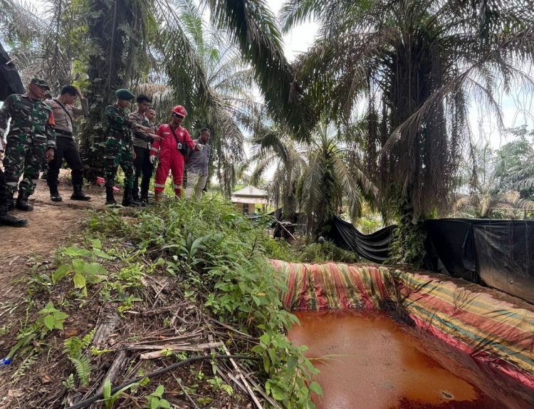 Tim Gabungan Polda-Korem dan PHR Zona 1 Jambi Field Tutup Ratusan Sumur Tambang Ilegal. (Foto : ist)