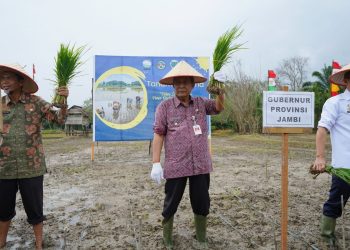 Wagub Sani Apresiasi Sekolah Lapang Iklim (SLI) Operasional, Bantu Petani Dengan Ilmu Pengetahuan. (Foto : ist)