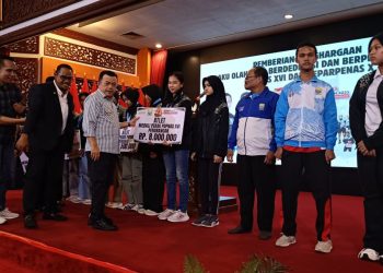 Gubernur Al Haris Serahkan Bonus Kontingen Popnas dan Peparpenas Jambi. (Foto : ist)