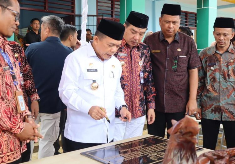 Pj Bupati Dampingi Gubernur Resmikan Gedung SMKN 15 Merangin. (Foto : ist)
