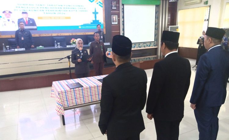 Lantik Pejabat Fungsional, Sri Tekankan Terkait Integritas dan Loyalitas. (Foto : Rolan - sinarjambi.com)