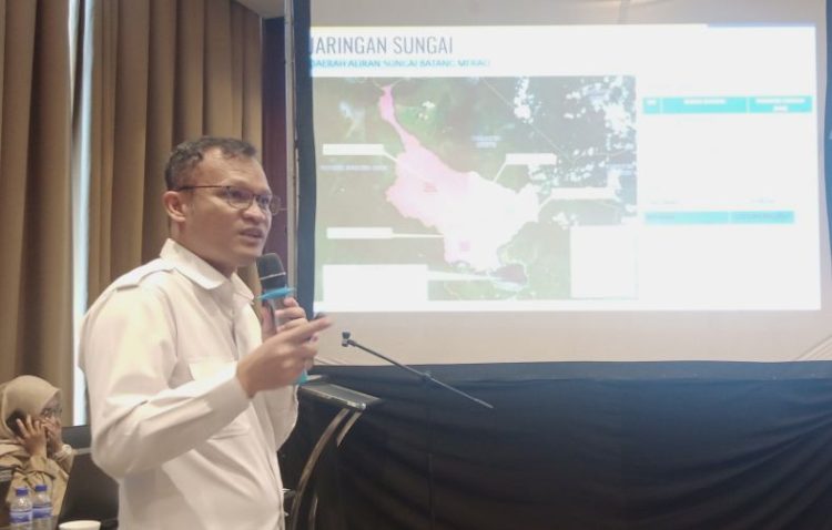 Partonggo Oloan Marpaung David saat memaparkan pada FGD penanganan banjir Sungai Penuh dan Kabupaten Kerinci. (Foto : Rolan - sinarjambi.com)