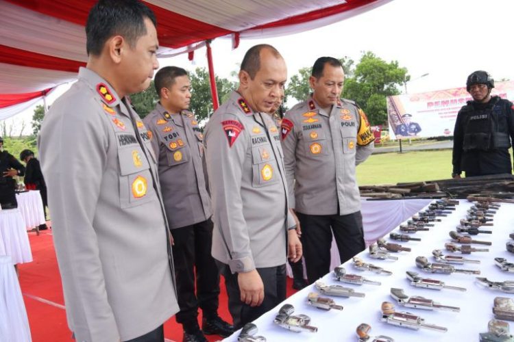 Kapolda Sumsel Turut Musnahkan Ratusan Pucuk Senpi Rakitan. (Foto : ist)