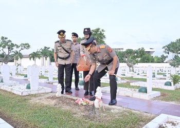 Kapolda Jambi Pimpin Tabur Bunga di TMP Satria Bakti. (Foto : ist)