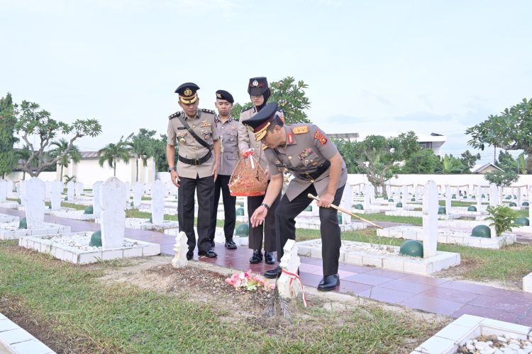 Kapolda Jambi Pimpin Tabur Bunga di TMP Satria Bakti. (Foto : ist)