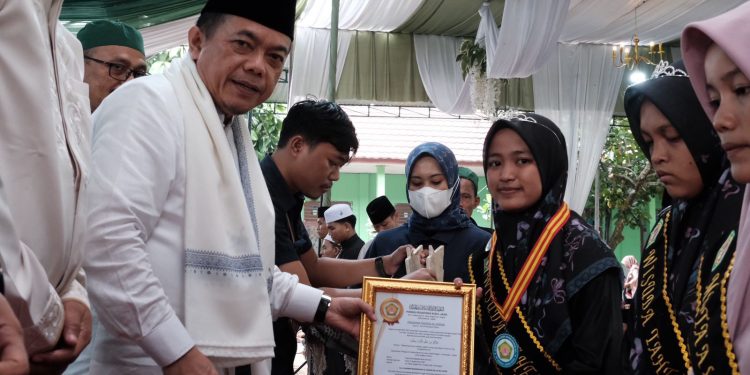 Gubernur Al Haris Hadiahkan Umroh Santri Ponpes Nurul Jadid Singkut Hafidz 30 Juz. (Foto : ist)