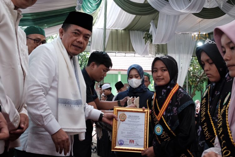 Gubernur Al Haris Hadiahkan Umroh Santri Ponpes Nurul Jadid Singkut Hafidz 30 Juz. (Foto : ist)