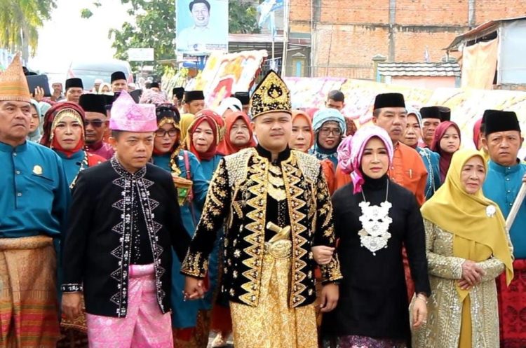 Dihadiri 5.500 Undangan, Resepsi Pernikahan Anak Gubernur Jambi Diwarnai Prosesi Adat 'Ulo Anta'. (Foto : ist)