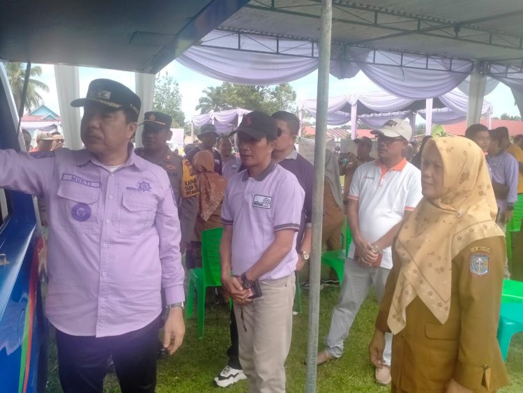 Pj Bupati Merangin menyempatkan lihat pojok baca mobil perpustakaan keliling (Pusling). (Foto : ist)