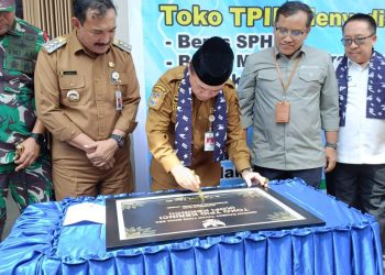 Gubernur Al Haris Resmikan Toko TPID di Pasar Siulak Kerinci, Upaya Kendalikan Harga Pangan. (Foto : ist)