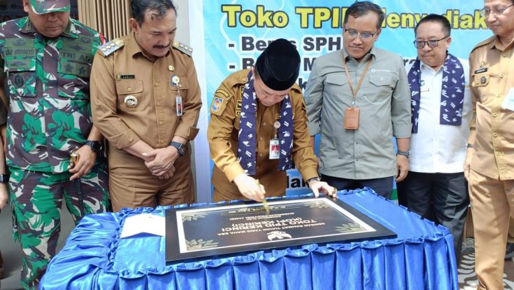 Gubernur Al Haris Resmikan Toko TPID di Pasar Siulak Kerinci, Upaya Kendalikan Harga Pangan. (Foto : ist)