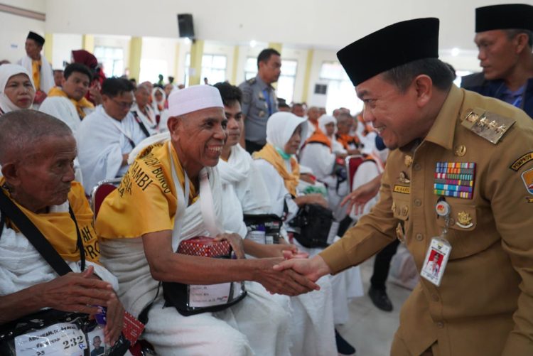 Lepas JCH Kloter 23, Gubernur Al Haris: Pemprov Jambi Komitmen Berikan yang Terbaik Bagi Jemaah. (Foto : ist)