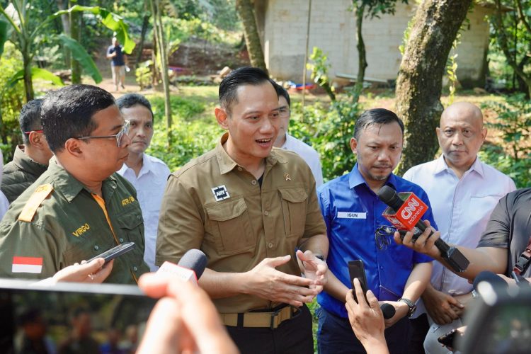 Menteri Agraria dan Tata Ruang/Kepala Badan Pertanahan Nasional (BPN) Agus Harimurti Yudhoyono memberikan keterangan usai menyaksikan peninjauan pengukuran tanah oleh petugas ukur dalam rangka Gerakan Masyarakat Pemasangan Tanda Batas (Gemapatas) di Jalan Cibinong Tapos, Gang Bakti Suci, Kelurahan Cimpaeun, Kecamatan Tapos, Kota Depok, Kamis 6 Juni 2024. (Foto : BPN kota Depok)