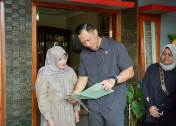 Mumung senang setelah 59 tahun menempati rumah akhirnya terima sertipikat tanah dari Menteri AHY. (Foto : ist)