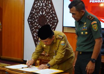 Gubernur Al Haris dan Danrem Gapu Tanda Tangani NPHD Pilkada Provinsi Jambi 2024. (Foto : ist)