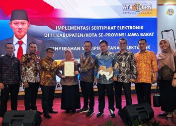 Kepala BPN Kota Depok Indra Gunawan dan jajaran menyerahkan sertifikat elektronik aset pemda saat Peresmian Peluncuran Sertipikat Elektronik dan Penyerahan Sertipikat Eletronik yang berlangsung di Gedung Sate, Bandung, Jawa Barat, Minggu 9 Juni 2024. (Foto : BPN Kota Depok).